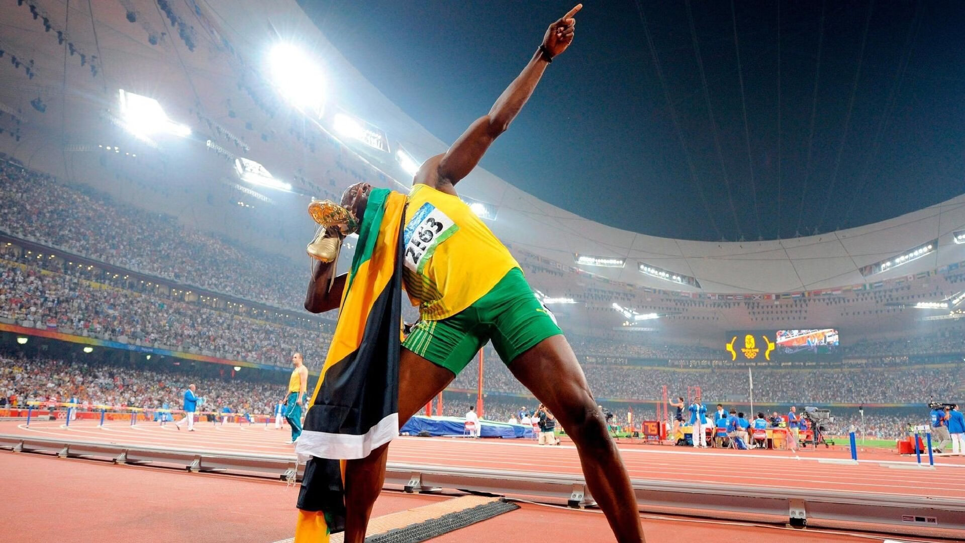 查默斯赛场表现赢得观众喝彩，查莫斯游泳